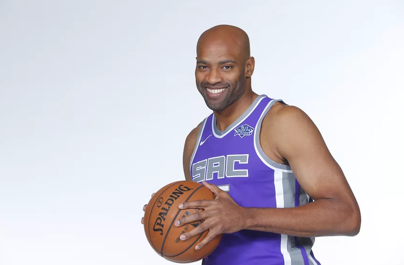 Vince Carter signs with Hawks, to be 1st NBA player to play 4