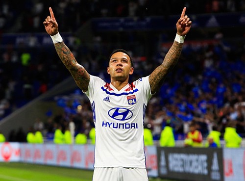 Lyon's Memphis Depay dresses like a king for Ligue 1 football awards - ESPN