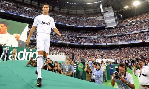 Cristiano Ronaldo Sets New Record Inspiring Soccer Fans Worldwide – The  Oberlin Review